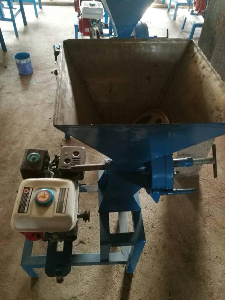 guyzoducamer's tweet photo. #Lafoiredumanioc 20 moulins, 5 séchoirs, 10 pressoirs.....le matériel des 5 unités de transformation est prêt. Il est fabriqué par des artisans locaux. #femmesrurales partenaires #PIDMA, #PRAOSIM #PARIS, #REPTRAMAL, #CAMEROUN, #MINADER
👇🏿👇🏿👇🏿
https://t.co/Pox8BiSHSg https://t.co/6Fzliy7iew