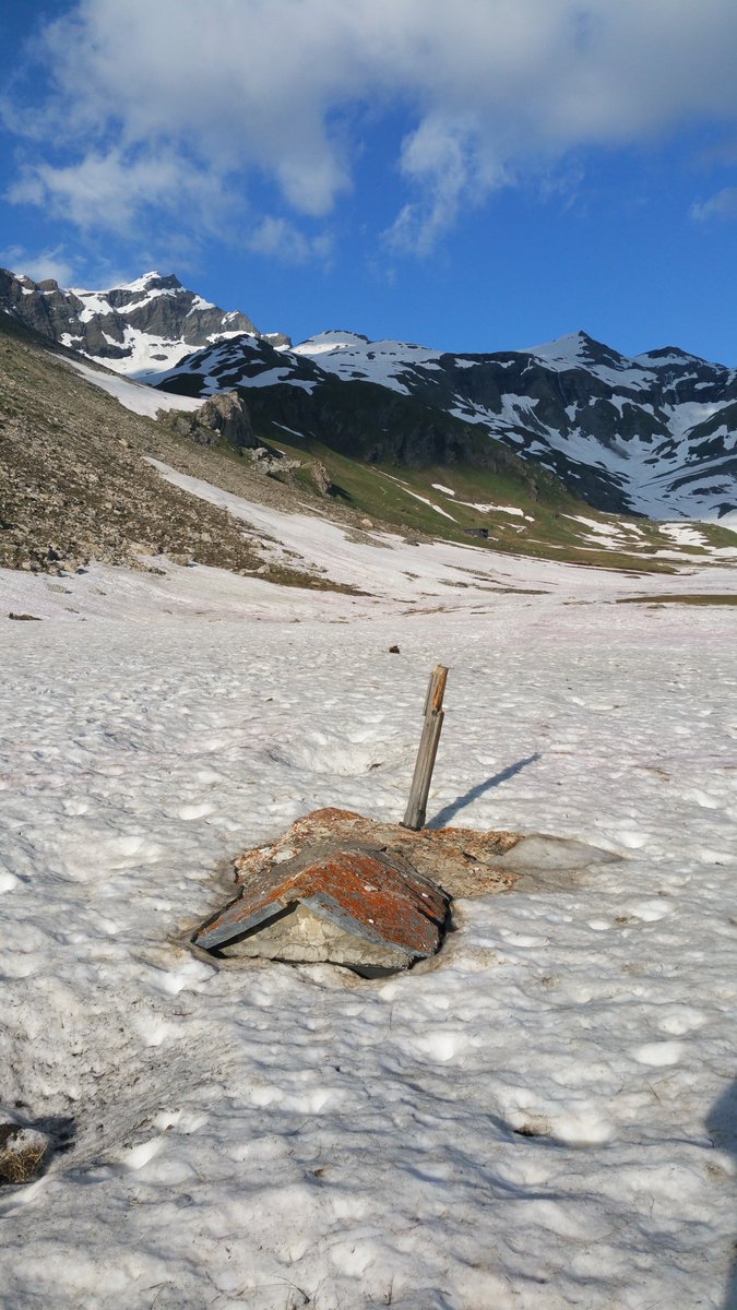 Ça y est: on commence à voire le rocher de la stèle commémorative sur le plateau de Prariond.