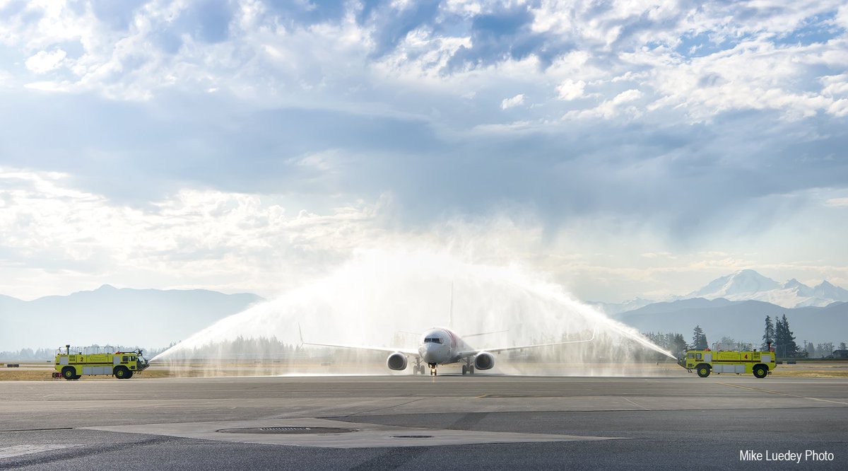yxxairport's tweet image. Thank you to our amazing Operations Team for the Swooptastic water cannon salute! #YXX #Abbosford #FlySwoop