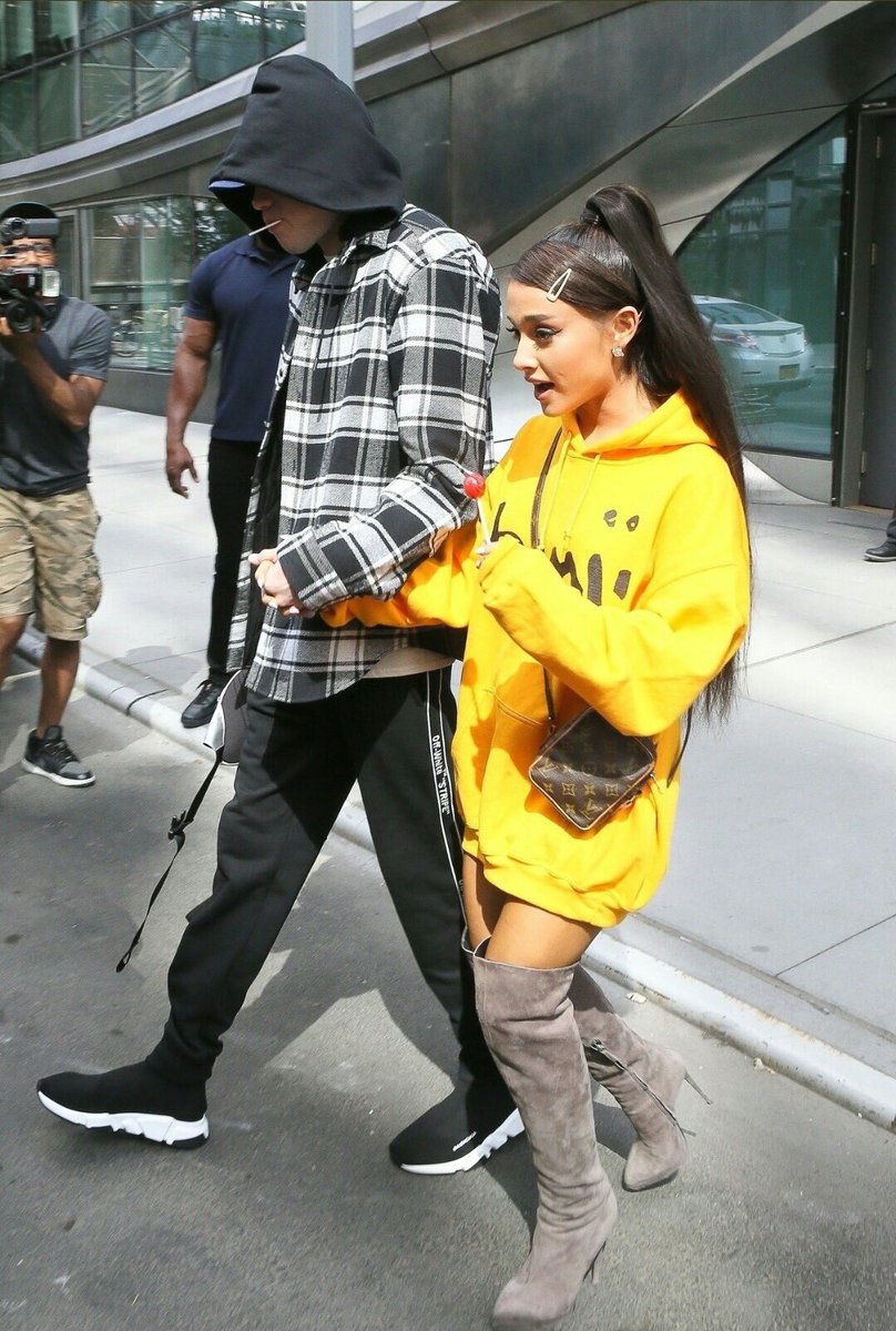 AGMmedias's tweet photo. 📷 20.06 | Ariana Grande e seu noivo Pete Davidson em New York hoje. 👫 https://t.co/dSQuXqktWv