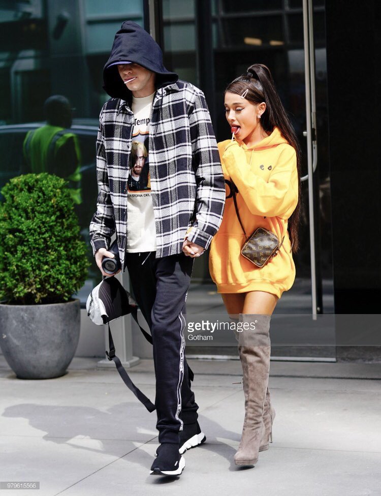AGMmedias's tweet photo. 📷 20.06 | Ariana Grande e seu noivo Pete Davidson em New York hoje. #2 👫 https://t.co/vAJr1CC6mb