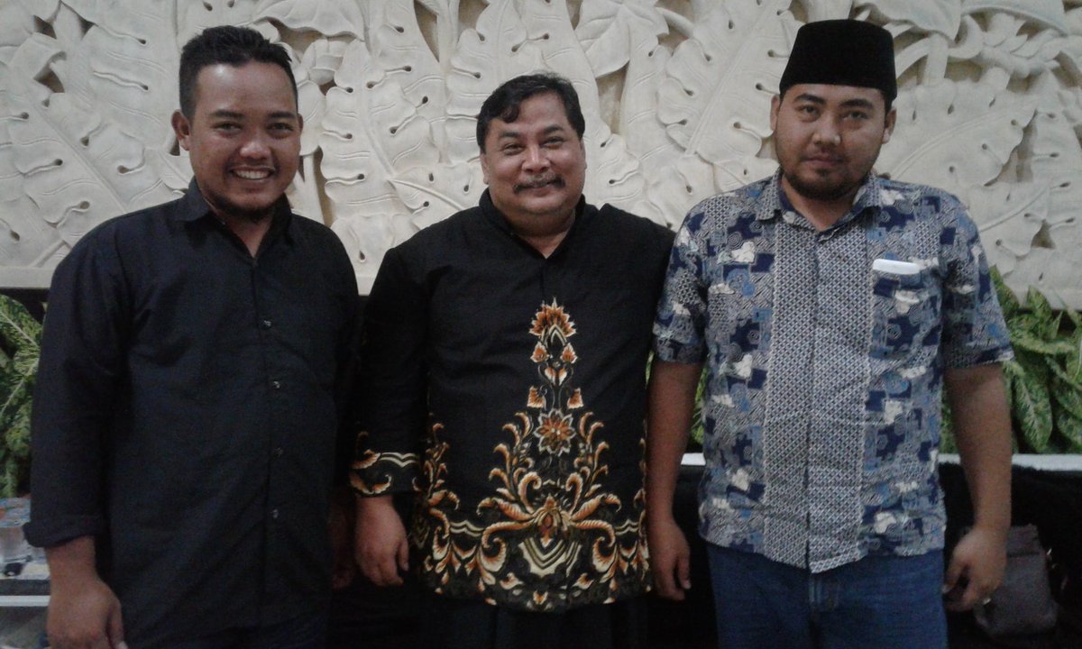 MazzRozy's tweet photo. 5 jam lebih dekat berdiskusi menembus batas logika bersama abah ketum kaji joko.
Ied mubarok
Setetes ilmu dari ciganjur
Prigen,5 syawal 1439 H https://t.co/P7WA2Fsxyh