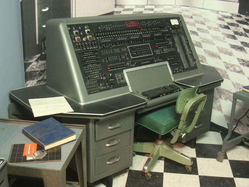 unisec_it's tweet photo. Esse é o UNIVersal Automatic Computer, o primeiro computador comercial! Foi entregue ao U.S Census Bureau, em junho de 1951. Desenvolvido pela Remington Rand, o UNIVAC I está fazendo aniversário de 67 anos! 

#UNIVAC #firstcomputer #computing #bday #Tech #TI https://t.co/icnTwjOpIu