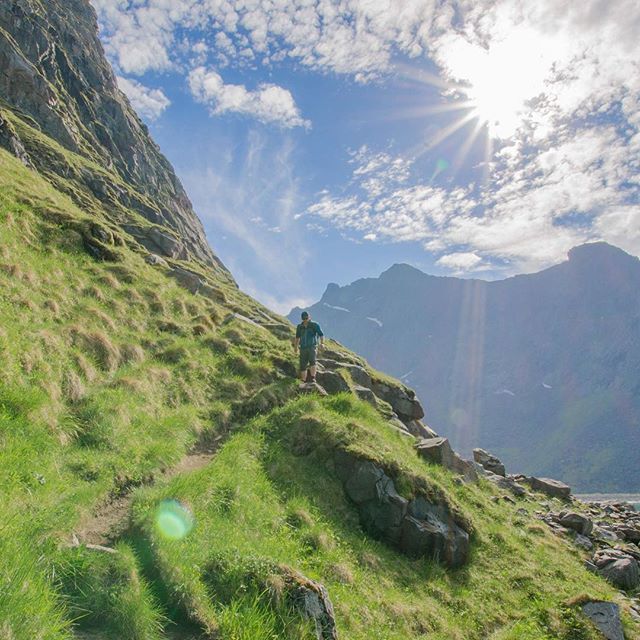 fernwehyvi's tweet photo. Das unsere Norwegenreise schon ein Jahr her ist, kann ich kaum glauben. Mir kommt es vor wie gestern, als wir am #Kvalvikabeach lagen und einfach die Natur und die wahnsinns Kulisse genossen haben. #Norwegen Du bist wirklich großes Kino 💙.
.
.
.
#thr… https://t.co/KOg8msVnTo https://t.co/7p4fNt6Dha