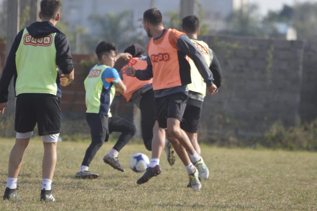 ADB_Oficial's tweet photo. Se retomaron las actividades con el propósito claro, la primera de #Berazategui volvió a los entrenamientos y ya enfoca todas las ideas a la pelea por la lucha del campeonato de #PrimeraC 

¡Vamos Bera!

#DaleNaranja #ADB2018

📷 @bren_adb https://t.co/Ia1bkis8Ap