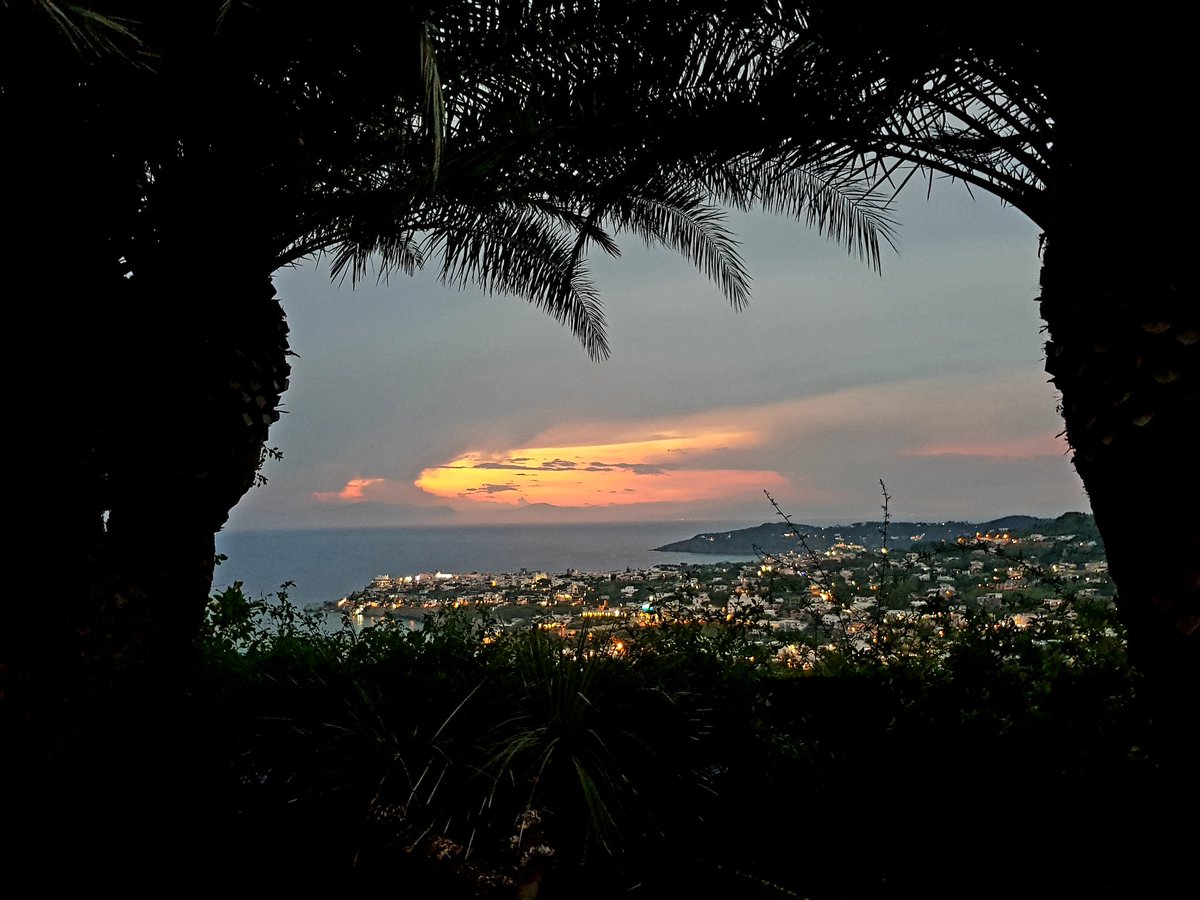 Desiree_Rossi's tweet photo. Nell'ora blu, una pennellata di arancio illumina il cielo. #iloveischia https://t.co/WRmg4pK8MV