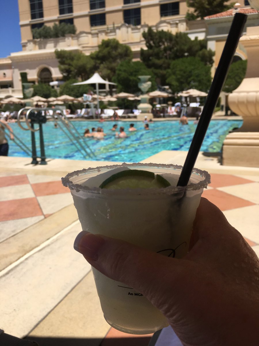 DonnaMarieKirk2's tweet photo. Cheers! https://t.co/JZzFtGcfRe