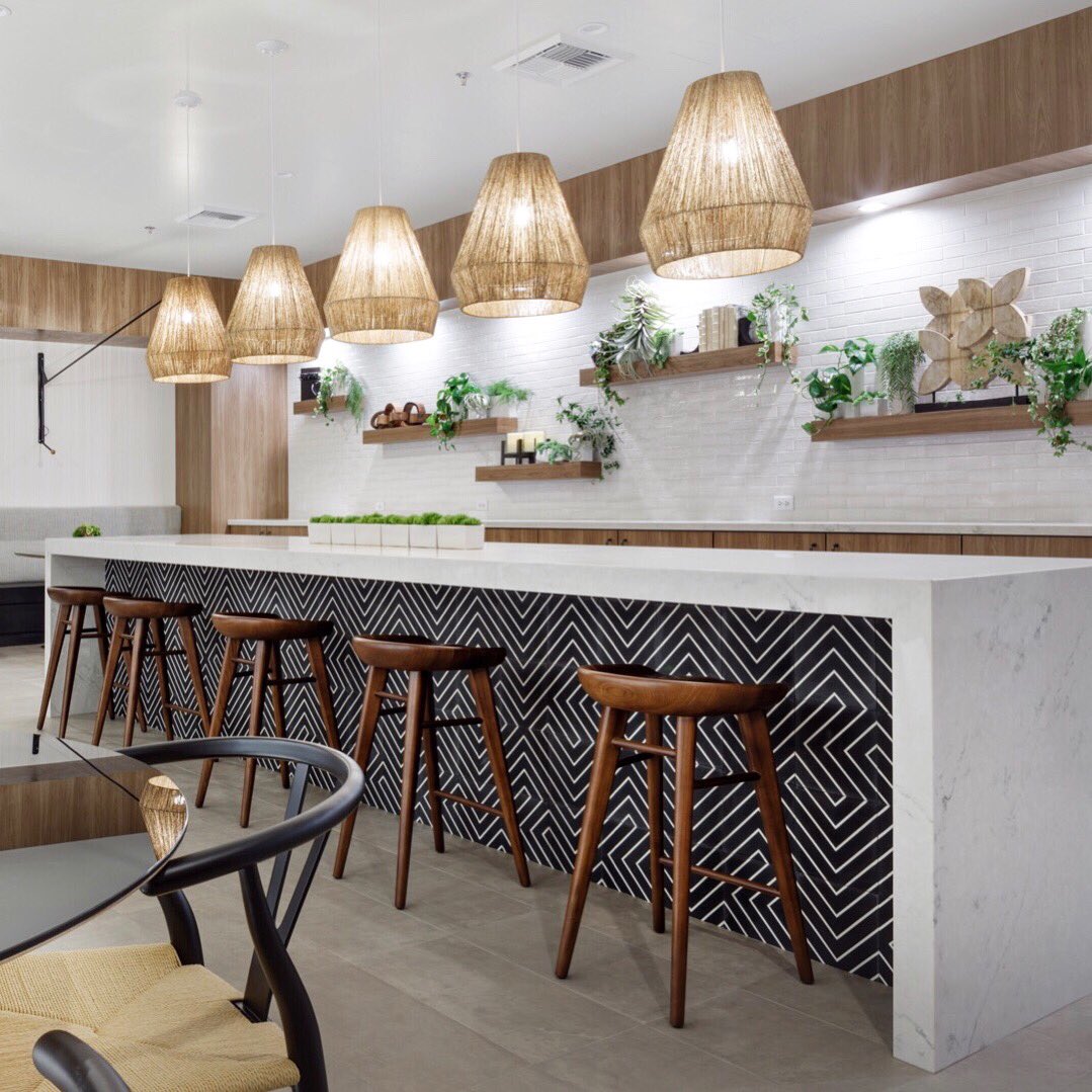 UltrasuedeR's tweet image. *gasp* Yes!!! @barbourspangle: We are head over heels for this tile front island + the floating shelves with all that greenery 🌿 and that backsplash?  #perfection 👌🏻 #barbourspangleproject