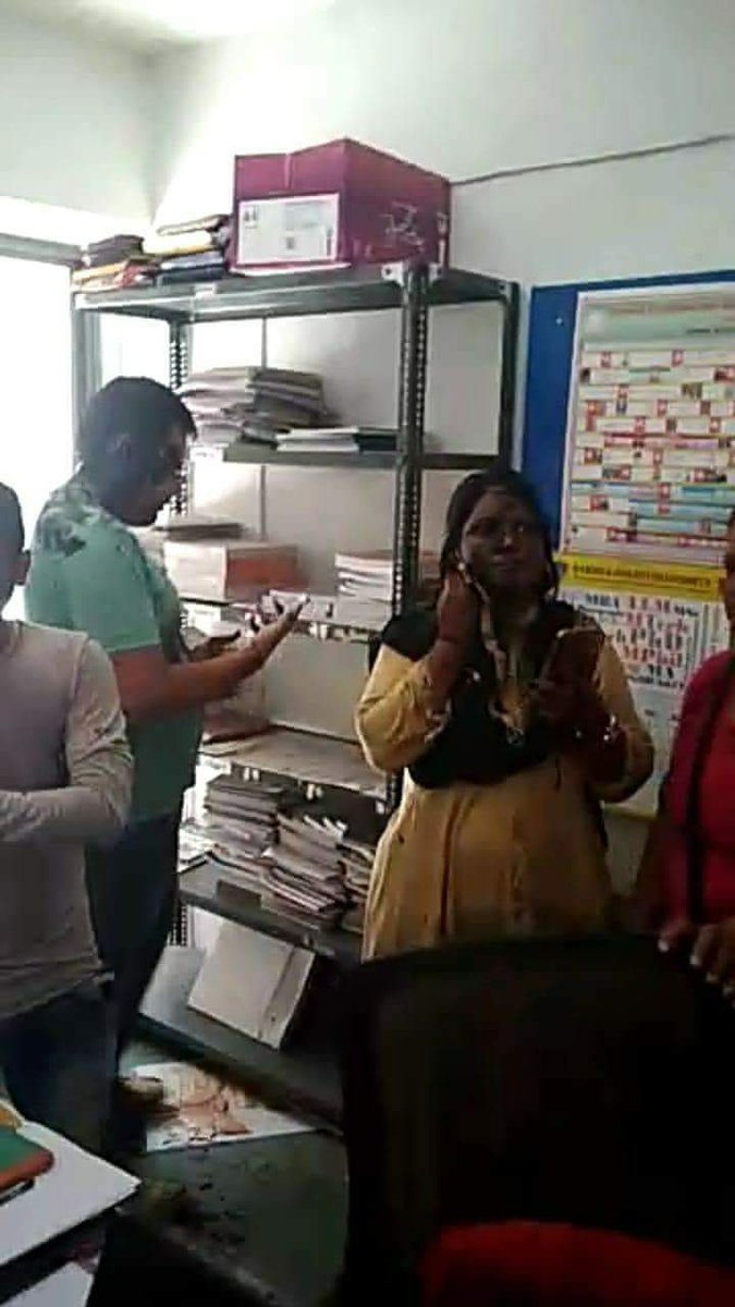 ABVPAhmedabad's tweet image. જાહેર ચેતવણી : ગૂજરાત માં જ્યાં જ્યાં ફી બાબતે બાળકો ને હેરાન કરવામાં આવશે ત્યાં ત્યાં આવી હાલત થશે.ગુરૂ પૈસા માટે રાક્ષસ બનશે તો ABVP તેનું ભક્ષણ કરશે.#FeeRegulation @aazad_official @surendrangp @NikhilMethiya @shriniwas_hr @write2prajapati @SunilAmbekarM @AshishSainram