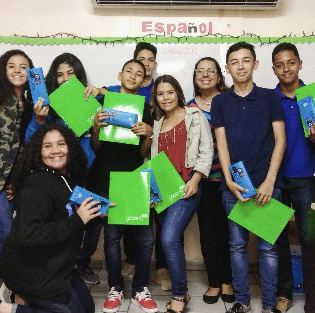 OTGmissions's tweet photo. A few of the dozens of Deaf & Hearing students in Puerto Rico who we have been delivering @Yoobigives school supplies to.
Thank you @MONSESAYS @mas_sordos @KidsInNeed and @RocNation!!!
#offthegridPUERTORICO https://t.co/6jVonRtuDs