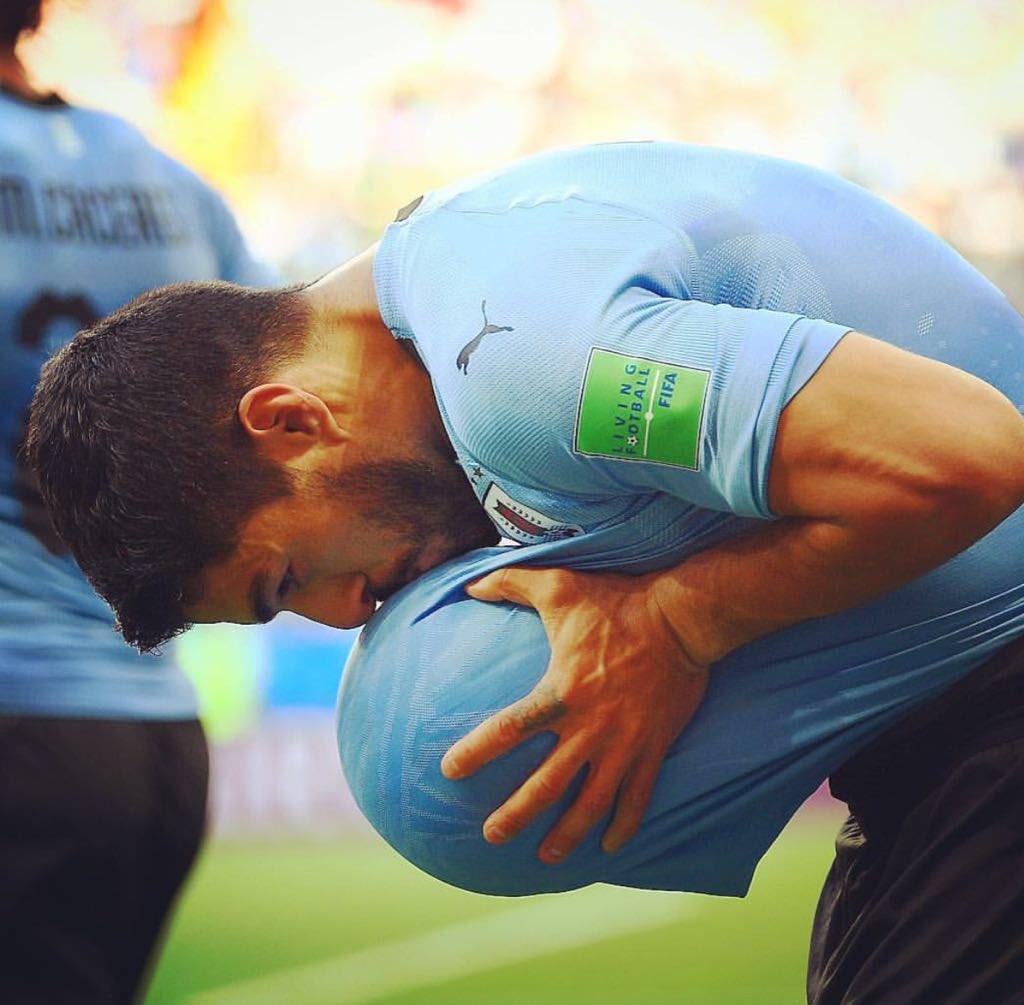 LuisSuarez9's tweet photo. FELIZ por ser parte de la HISTORIA de URUGUAY cumpliendo 💯 partidos!!! FELIZ por avanzar a Octavos nuevamente 👏👏👏 y MÁS QUE FELIZ por dar la HERMOSA noticia de que esperamos nuestro tercer HIJO 😍😍😍 GRACIAS A TODOS  por el apoyo de siempre en especial a MIS AMORES  😘😘😘 https://t.co/e0Bjk3Co5l