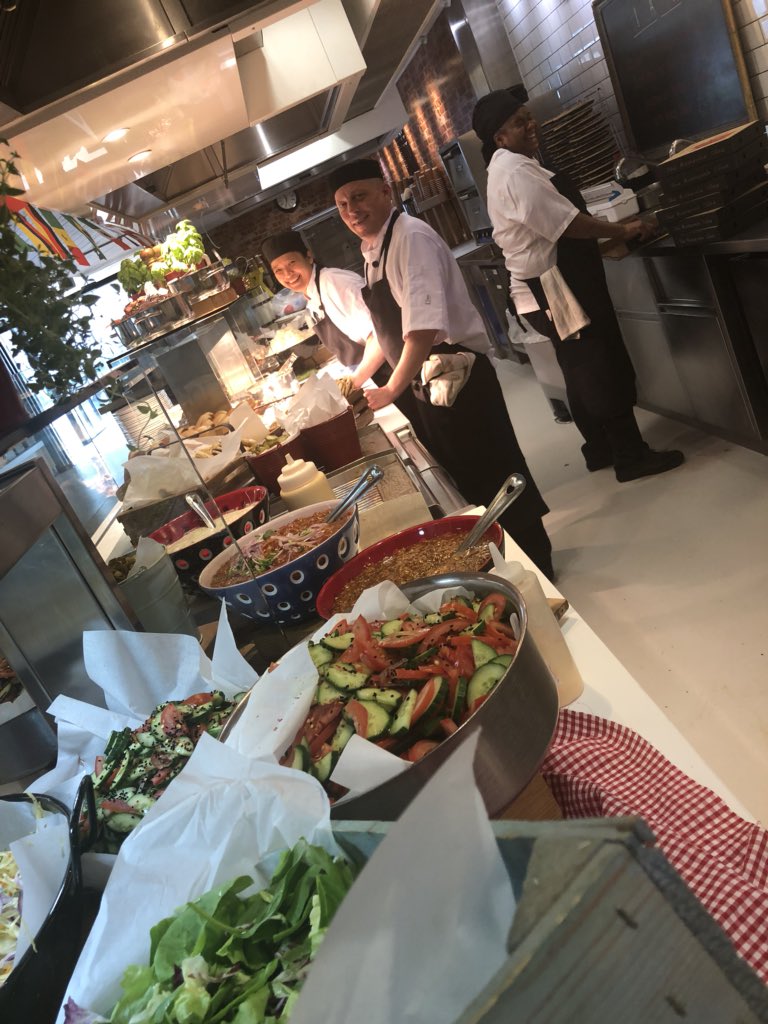 Rogan josh beef burger in folded naan bread or Argentinian chicken with lemony coleslaw &amp; mint yogurt dressing in handmade flatbread today@ bath road. #happyteam#happyclient#smasheditagain <a href="/lloydie1/">lloyd burford</a> <a href="/vickiwright47/">vicki wright</a> <a href="/bathroadfood/">@bathroadcatering</a> <a href="/J_Saunders23/">Jenny Saunders</a> <a href="/DaveBostock5/">Dave Bostock</a> 👍