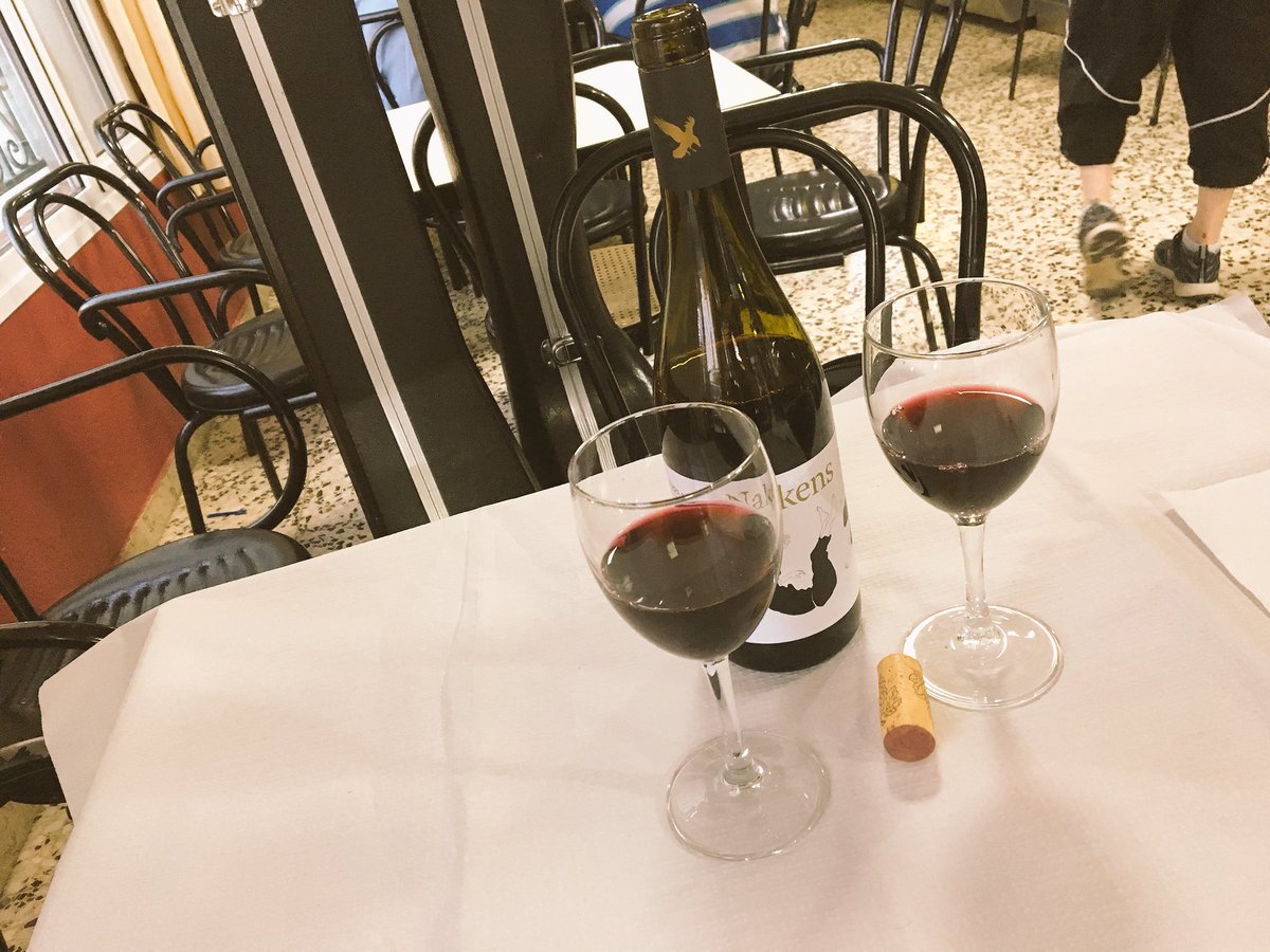 aitor_xeic's tweet photo. Avui només ha canviat el lloc, el vi segueix sent el mateix! #Nakens @Agricolacorbera #videlaterra #vi #wine https://t.co/7SZksD60qd