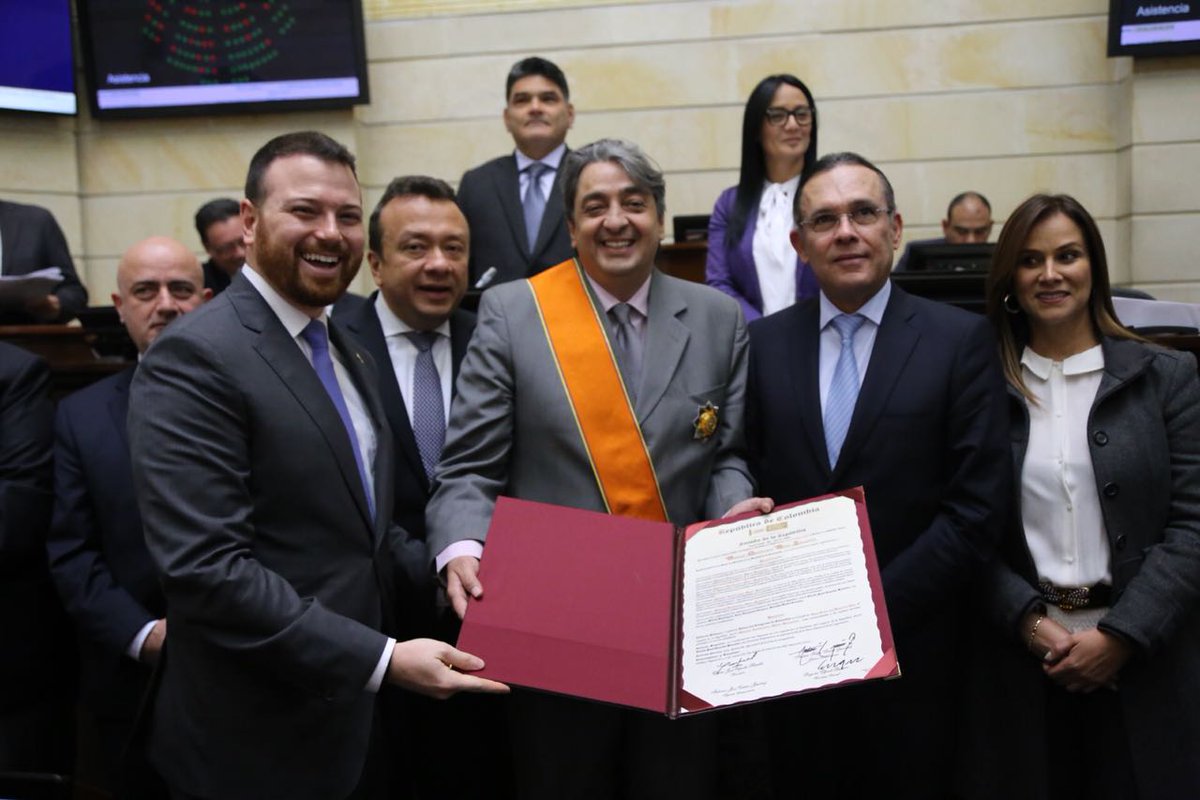 SenadoGovCo's tweet photo. La Mesa Directiva del Senado, en cabeza del Presidente  @EfrainCepeda, en impone Condecoración Orden del Congreso de Colombia en el Grado de Gran Cruz con Placa de Oro al Senador @senadormora por su trayectoria profesional y política https://t.co/RSUgvyznvj