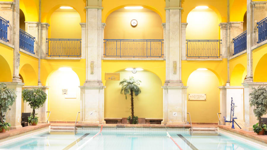 YourBudapest's tweet photo. It's a bit stretched out to make it ten. But we can't complain for the good intention :) #budapest #travel  
https://t.co/bHabrwoEzY https://t.co/C4yYlpUOAs