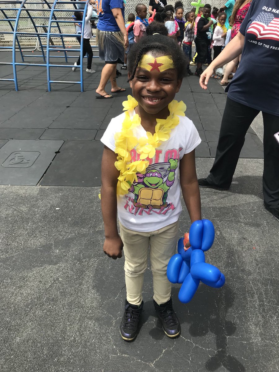 PS183Q's tweet photo. Kindergarten luau 2018 @District27NYC @DOEChancellor @DRichards13 https://t.co/t1CjYewasA