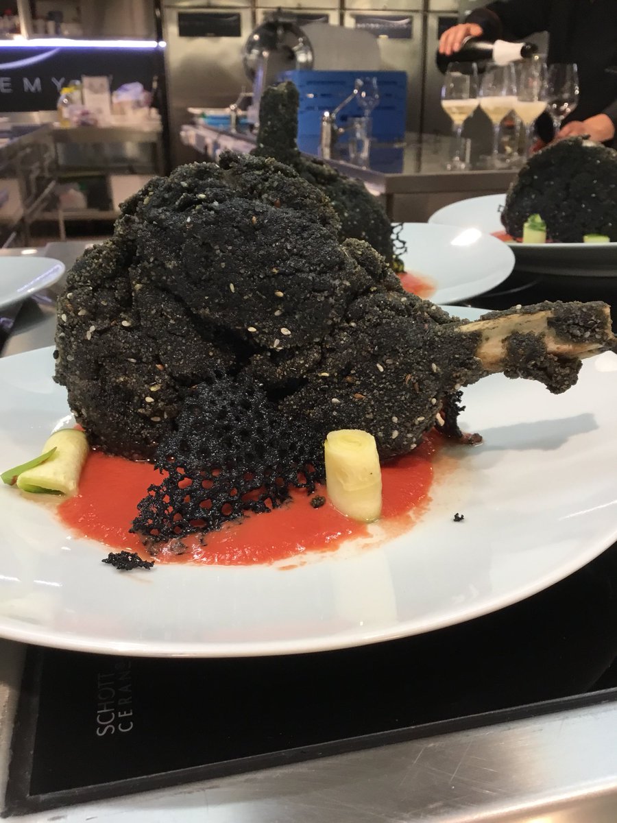 taniaa79's tweet photo. Deliziosa costoletta di vitello con crudo di zucchine all’agro @metroacademy @saygoodITA #metroacademy #antispreco #ilterritorioinunboccone https://t.co/RFC6xsutAN