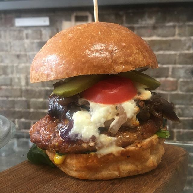 The Bakon Cheeze burger is back until Monday. At least until Monday. Maybe the following Monday as it’s getting sold out every day before anything else.
Ronald and the Hamburglar can eat their atherosclerosis filled hearts out.
#whatveganseat #vegansoflo… ift.tt/2M7hd73