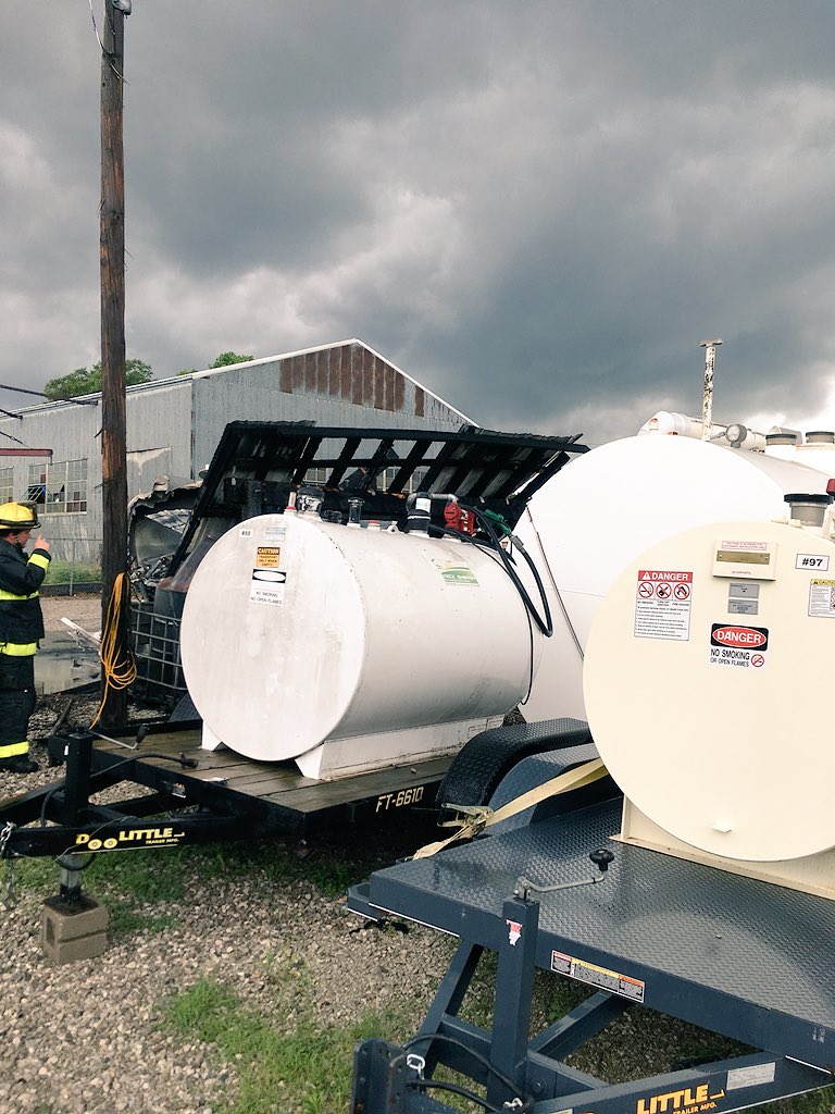 DSMFireDept's tweet photo. #dsm #firefighters quick attack with hand lines and master stream extinguished the tanker #fire before more fuel escaped and compromised additional tanks. https://t.co/RixNqzlt5s