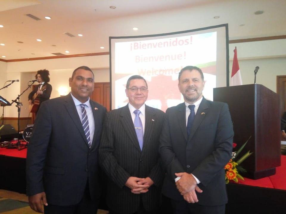 El Alcalde Spurgeon Miller en reunion en Embajada Canada.
Buscando ayuda y apoyo para la Isla.