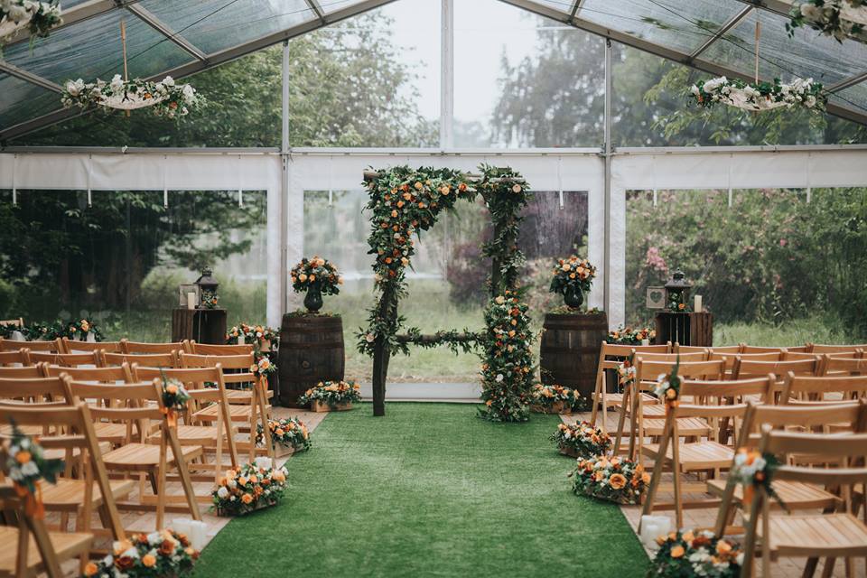 VFMarquees's tweet photo. The versatility of marquees means you can use can use them not just for your #weddingreception but your #ceremony too.
This shot was taken from a #wedding @_BrideBeautiful where our #clearroof #marquee came into its own ✨
Photo: James Green Studio
@WeddingHour #weddinghour https://t.co/ef2MXScTMw