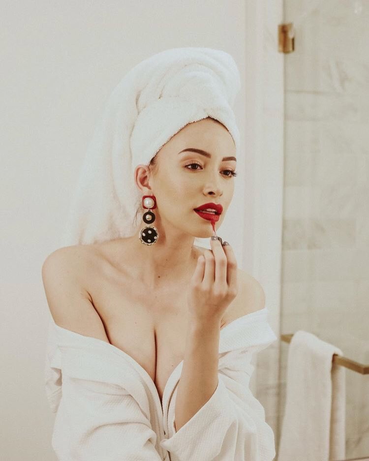 ShineOnDestiny's tweet photo. “heels and red lipstick will put the fear of god into people.” #wickedwednesday #villainness https://t.co/zWU1JNukxR