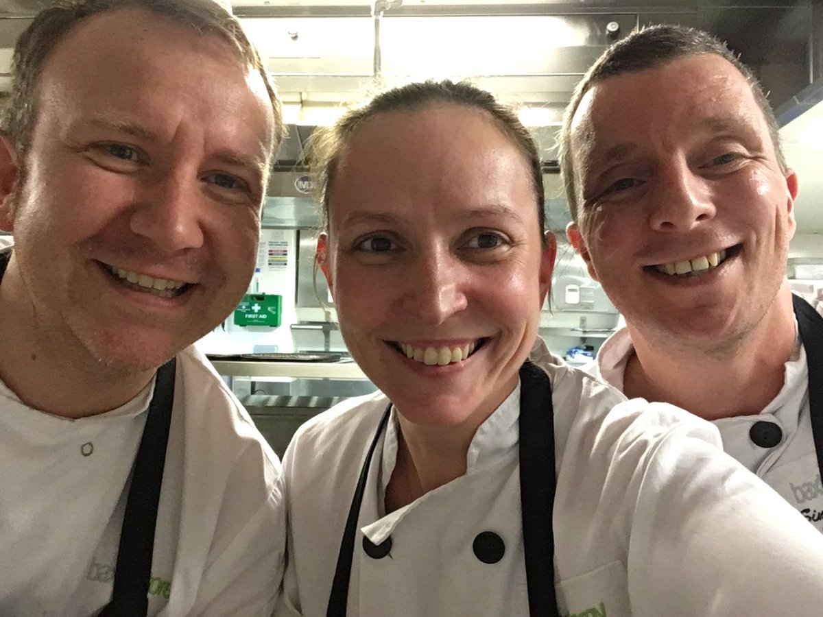 audreybonnafous's tweet photo. Been a bit confused tonight to many #Simon’s around me #funservice #goodnight #oneteamonemachine #teamworkmakesthedreamwork #welovethisbusiness https://t.co/mjPf9EPXdJ