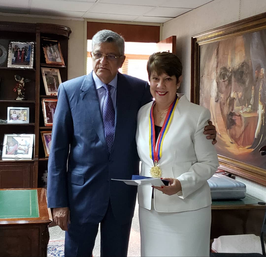 UCV_Noticias's tweet photo. Rectora, @GarciaArochaC recibió Medalla de Honor al Mérito de la USM en su primera clase, en reconocimiento a la labor al frente de la Institución Patrimonio Mundial, y por la constante y permanente lucha en defensa de la Democracia y el Estado de Derecho en Venezuela #20Jun https://t.co/RLC4N2g5N4
