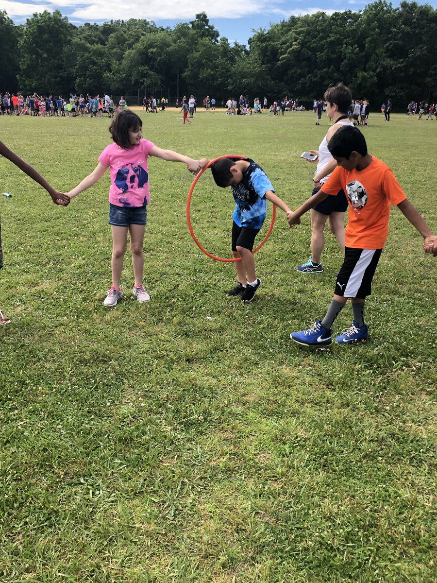 MissCraigTFMS's tweet photo. Team work makes the dream work! #FuntasticDay https://t.co/oX5TZ48V7K
