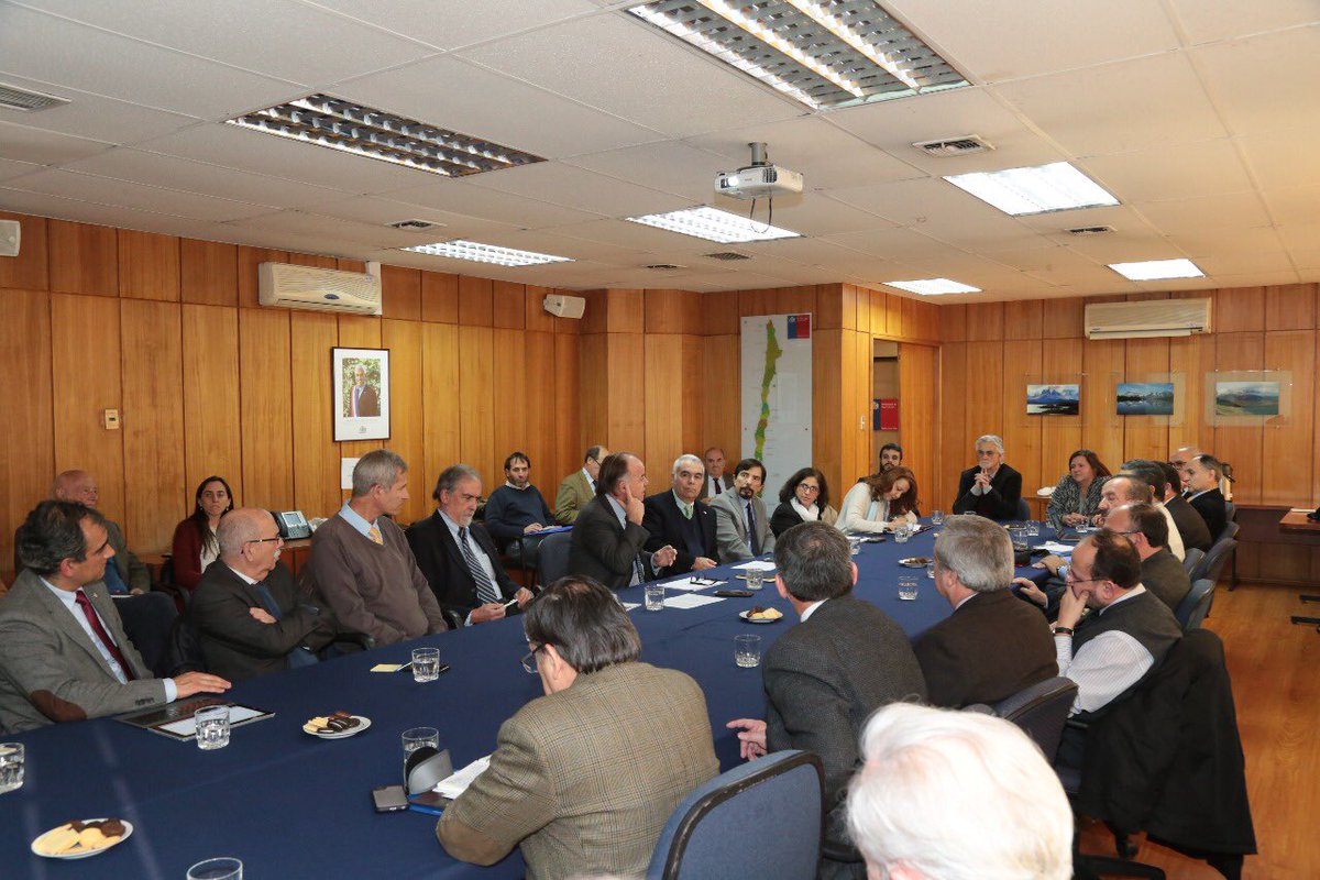 antoniowalkerp's tweet photo. Reunión con 24 decanos de agronomías de casi todas las universidades de Chile. Muy importante esta alianza del Minagri con las universidades.#CHileLoHacemosTodos https://t.co/nxv5V24NyZ
