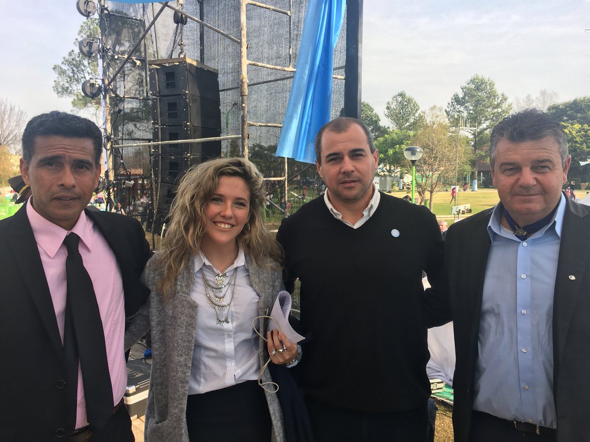RochiLedri's tweet photo. Esta mañana en #PuebloGeneralBelgrano celebramos el acto del #DiaDeLaBandera junto a @MauricioDavico, @frigeriorogelio y @DelfinoLucasOk ¡Viva la patria! https://t.co/Np5cM1ob5Z