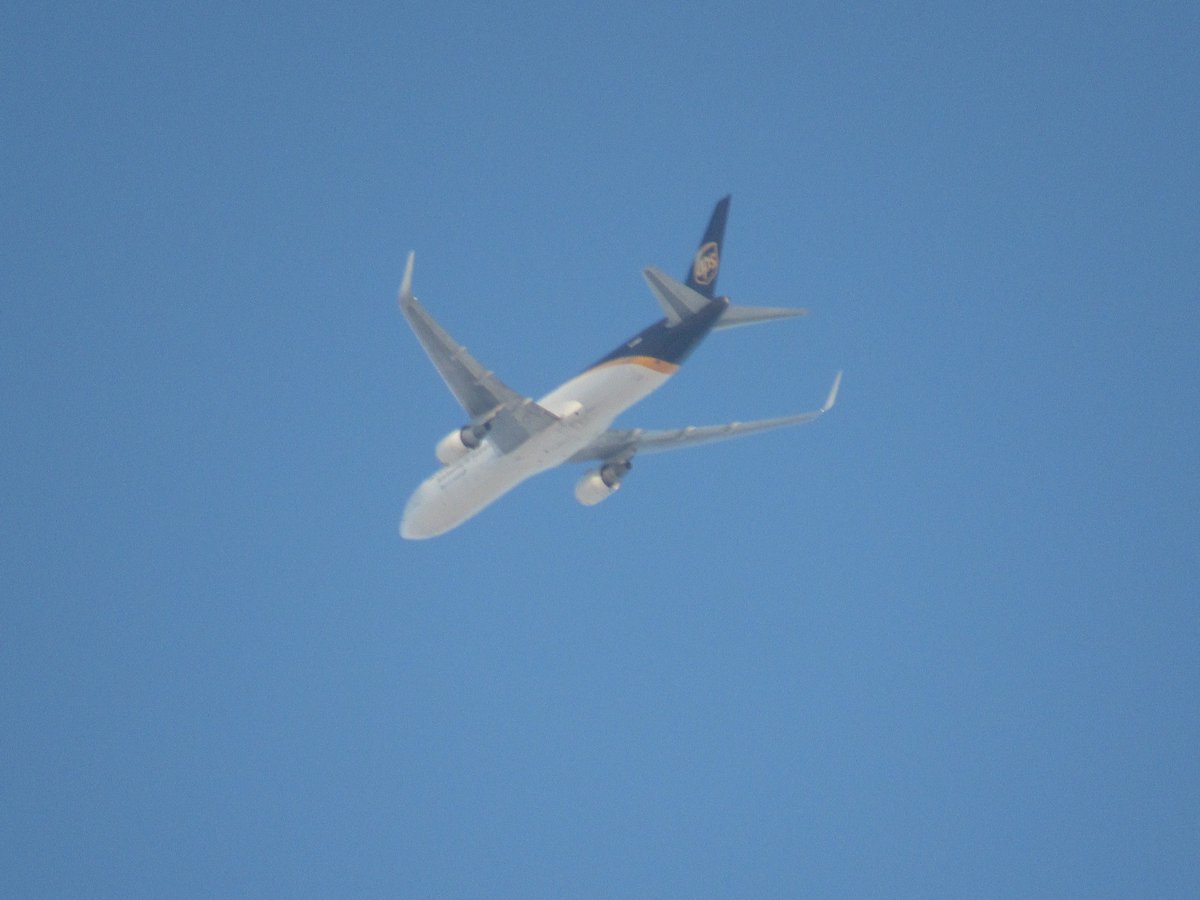 ian_bill67's tweet photo. @upsairlines UPS235 EWR-STN Boeing 767-34AF(er) N338UP fl120 descending over Milton Keynes #aviation #avgeek #planes #planespotting #aviationgeek #contrail #contails #Boeing #767 #canon #sx530hs https://t.co/RnLaSfamgT