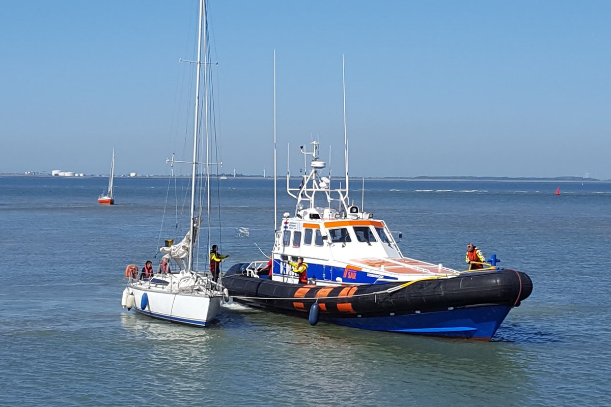 KNRMBreskens's tweet image. Touw in de schroef met thuishaven in zicht.

Een zeiljacht kreeg vlak voor de haven van #Breskens een touw in de schroef. Reddingboot Zeemanshoop voer uit en kon het jacht veilig afmeren.

Foto's en verslag op onze website: bit.ly/2K4DGkL