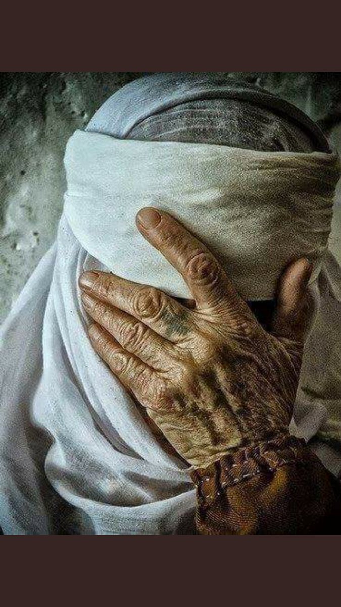 Her halinde derdin tebelles olduğu ortada. 
Örtme saklama yüzünü ben ve ben gibilere.
Utanmaz insanlara inat aç saklama yüzünü.