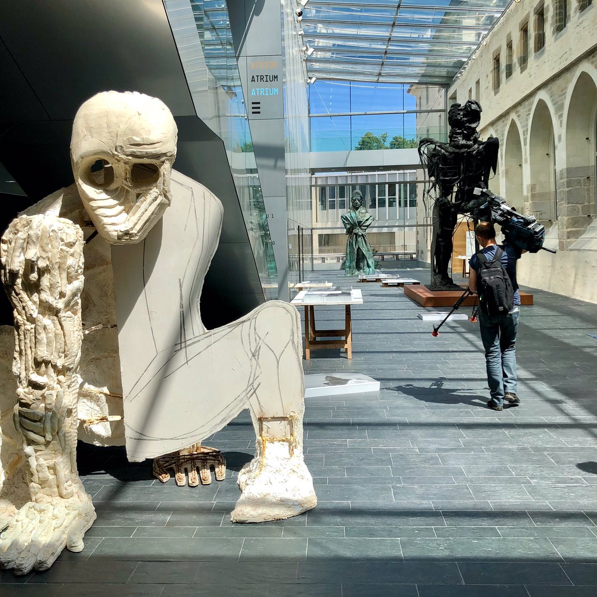 aillagon's tweet photo. Exposition #Debout! à Rennes @LeCouventRennes : Thomas Houseago et, au fond, Thomas Schütte #CollectionPinault. À partir du 23 juin https://t.co/rfxDZZeeqO