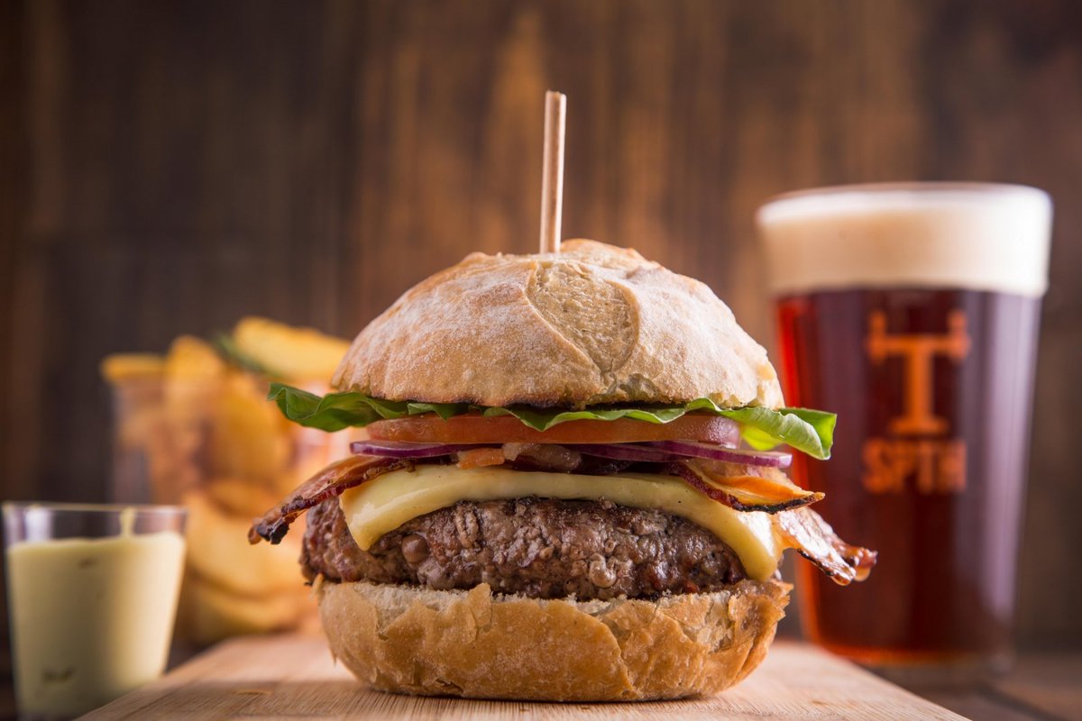 spthouse's tweet photo. O nosso Canastrão é o carro-chefe da Tap House. É um hambúrguer artesanal
(160 g) com queijo Serra da Canastra meia cura, bacon strips, tomate, rúcula e cebola
roxa no nosso pão rústico. Acompanha maionese caseira.
E ainda harmoniza com Witbier, Helles e Kölsch. Bora pedir o seu? https://t.co/bPAHdbJyGa