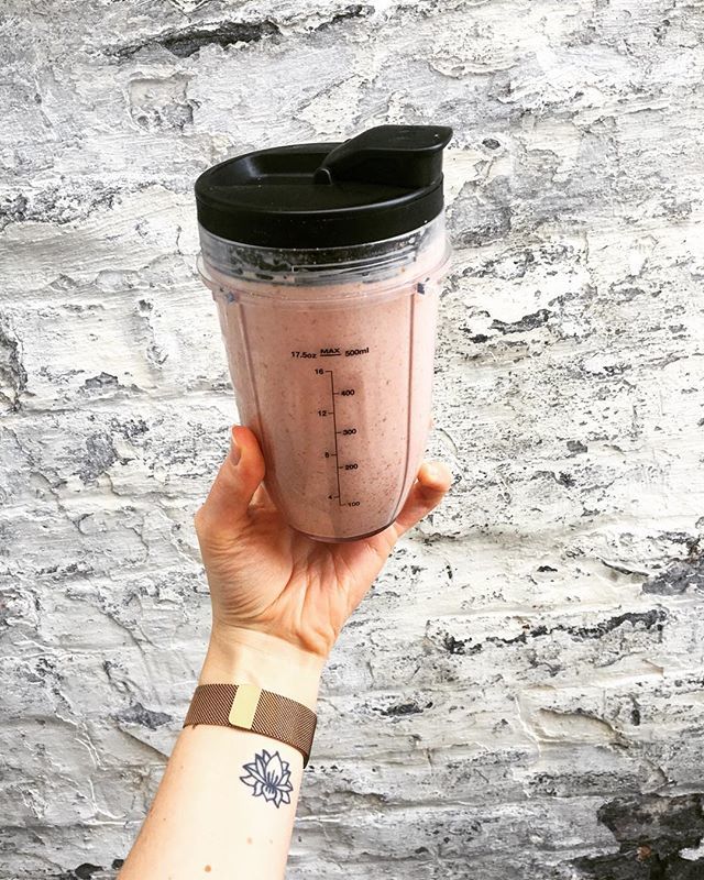 nourishliftlove's tweet photo. This Peanut Butter & Jam smoothie has fast become my goto breakfast on @thebodycoach #veggie90dayplan ππ₯
β’
β’
β’
#awkwardhand #smoothie #breakfastsmoothie #mealprep #peanutbutter #pbjsmoothie #leanin15 #veggie90daysss #90daysssplan #thebodycoach #f⦠https://t.co/ParhRrCkYQ https://t.co/UAzpKyW6FE