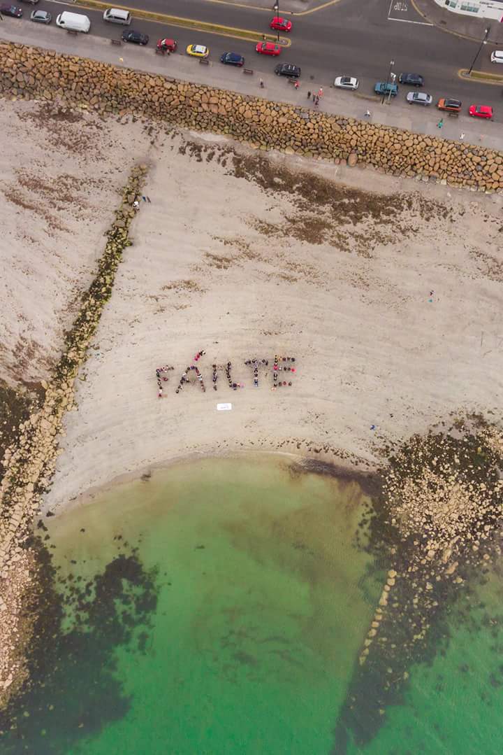 #Galway says 'Fáilte' to migrants, refugees, and asylum-seekers from a beach in #Salthill on #WorldRefugeeDay 

(Photo via <a href="/galwayantiRN/">GARN</a>)
