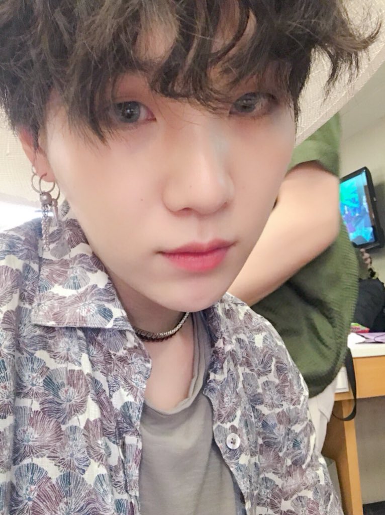 brytaoreune's tweet photo. Yoongi: the dreamy kind of beauty

Yoongi’s beauty is ethereal; otherworldly. There’s something about it that just makes him seem unreal. His features are delicate and soft from the sleepy droop of his eyes to the slight pout of his lips. He looks like he’s stepped out a daydream https://t.co/cDhHeSYqfw