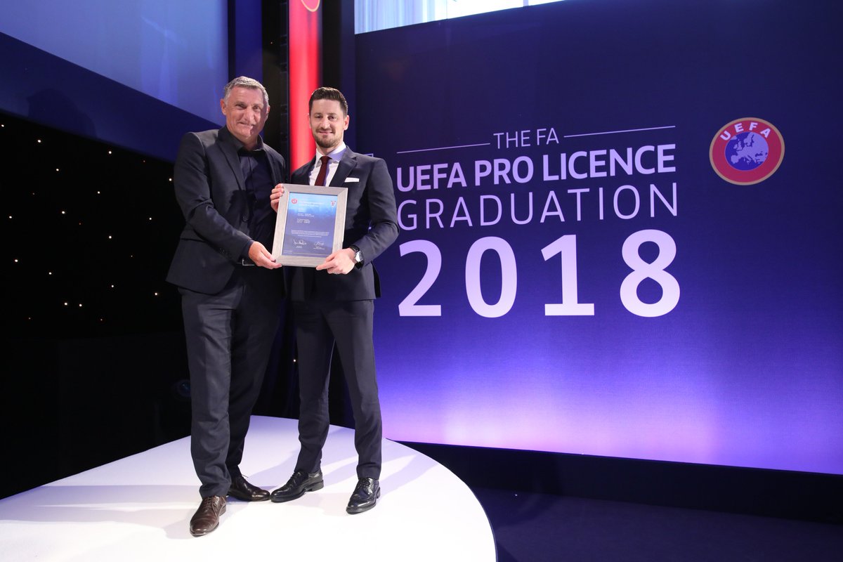 EnglandLearning's tweet image. #ProLicence qualification ✅  

Top work from @Carsy8, @ALimbrick1, @timdittmer and @edin_terzic, who join the #FALevel5Alumni programme.