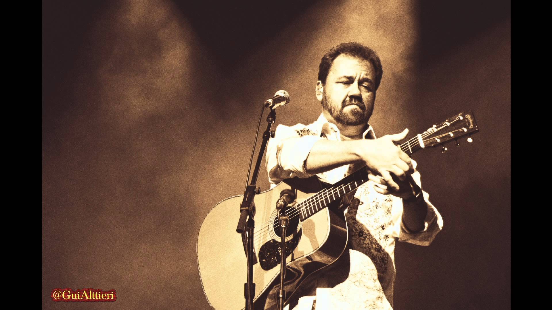 Happy birthday Dan Tyminski!

Photo by Gui Alttieri. 