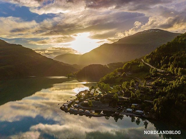 Nordlandblogger's tweet photo. Hier noch eine Impression aus der anderen Richtung: Campingplatz @pluscampsande_loen Einfach mega schön hier👍🇳🇴😍....
#norge #norwegen #foto #photo #urlaub #camping #sprintervan #travel #ilovenorway #nordlandblog #fjordline #skandinavien #nordfjord #visitnordfjord #tagfor… https://t.co/6xjr9x62wa