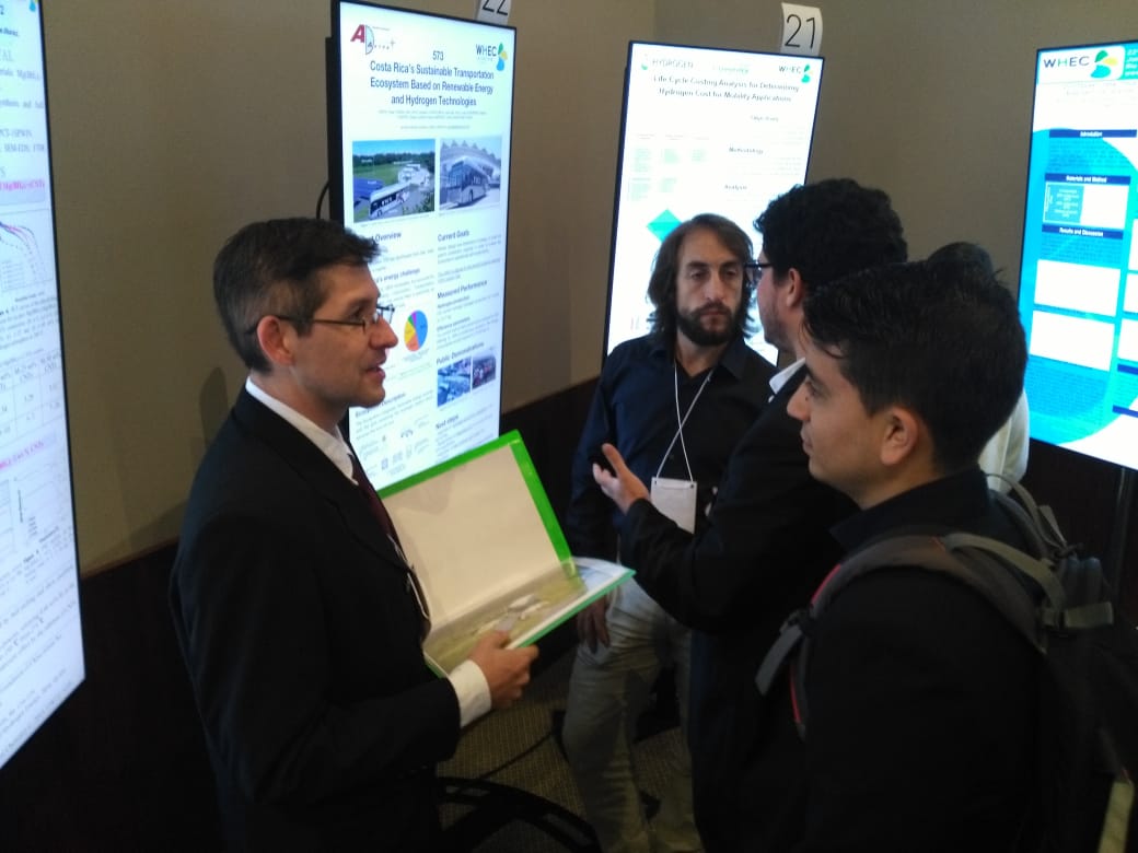 AdAstraRocketCR's tweet photo. Todo un éxito nuestro proyecto de Energía Renovable y Transporte de Hidrógeno en la presentación de pósters! Estamos muy orgullosos de nuestros muchachos! #WHEC2018 https://t.co/JGG4WF3K26