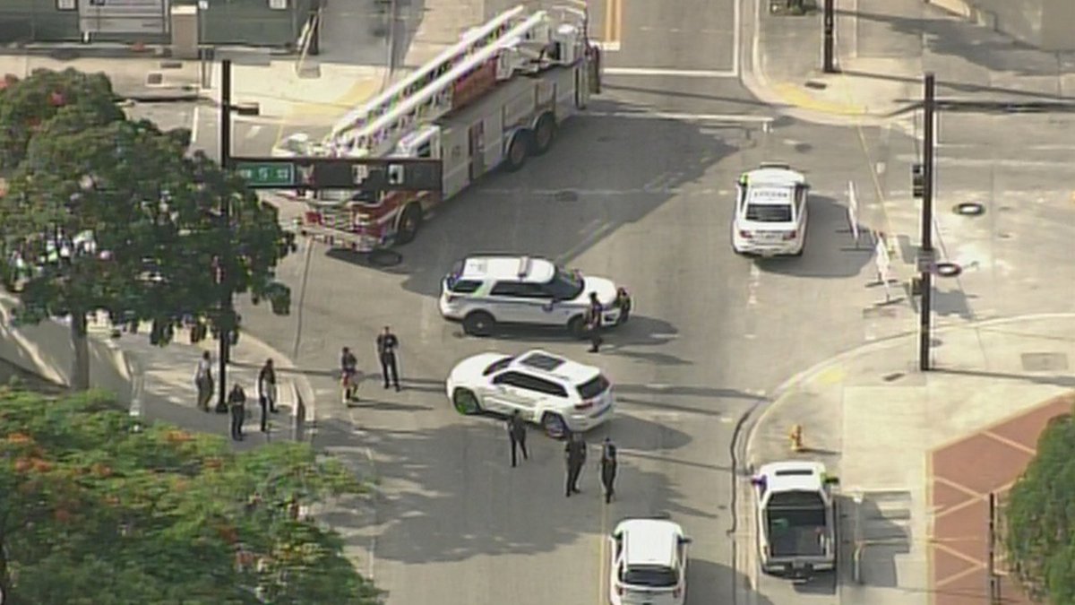 #BREAKING Miami PD evacuated after suspicious package found in front of building bit.ly/2yvsz2Y?utm_so… https://t.co/cQYmvWKlOC