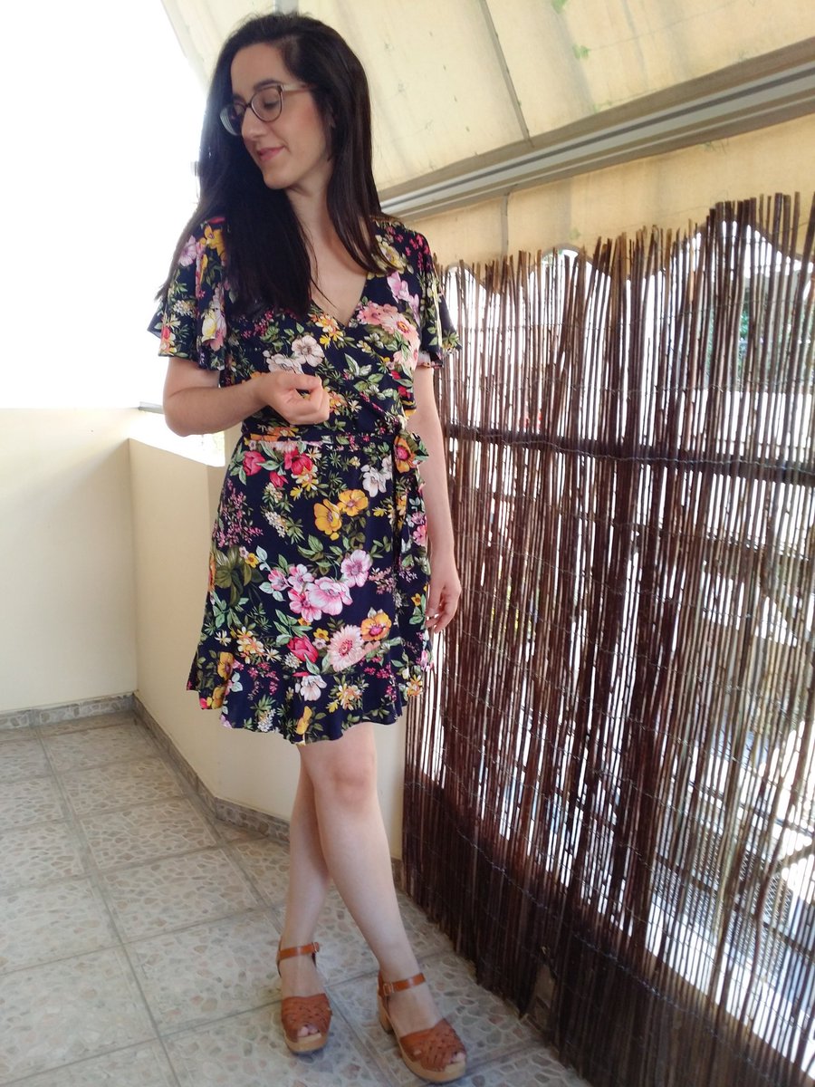 Argkalant's tweet photo. My new dress #simplicity8608 by @SewSimplicity .Details on the blog: https://t.co/cWg0squPSx #Simplicitybyme #florals #perfectsummerdress https://t.co/CLu6ynBTGX
