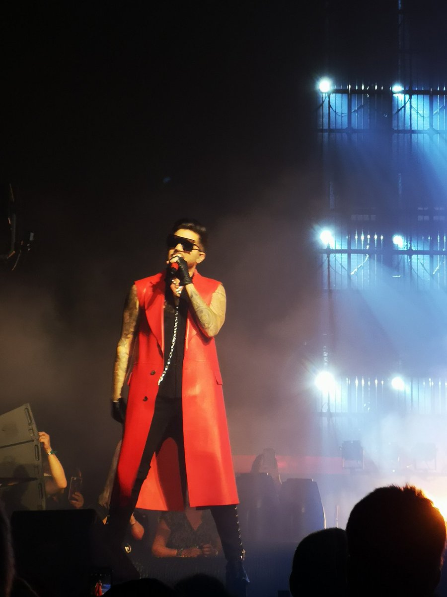 Giggles_FI's tweet photo. I learned tonight that even at age 40 (so at least in theory a grown-up) a girl can totally lose it and go crazy for a hot gay guy with a fabulous voice @adamlambert #queenandadamlambert #ohsohot https://t.co/yuJxcY3TrV