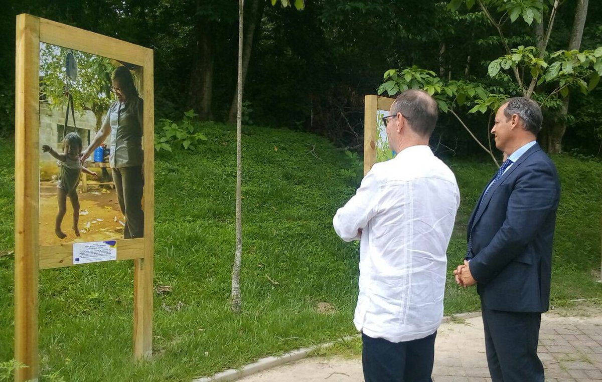 UEenElSalvador's tweet image. Disfrutamos esta tarde de la exposición fotográfica #EuropaCoopera2018 en el Parque del Bicentenario en compañía de Jorge de la Caballería, jefe de DG-#DEVCO, el jefe de cooperación, Pierre-Yves Baulain, y autoridades del parque.