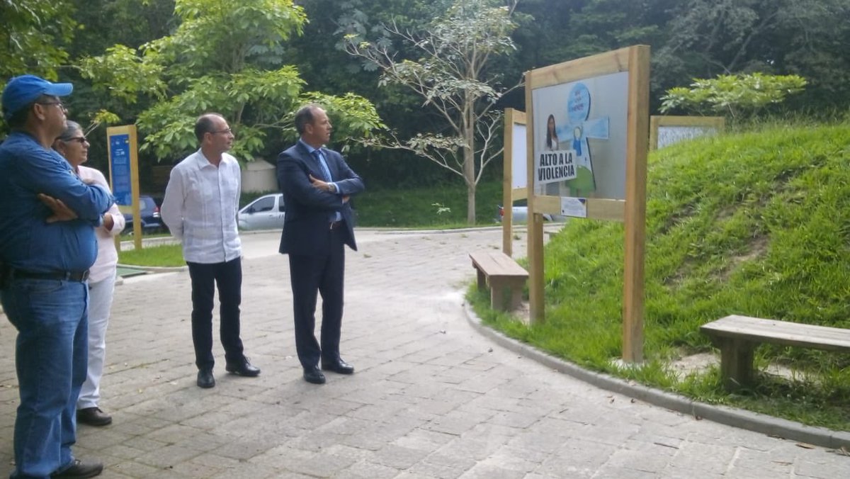 UEenElSalvador's tweet image. Disfrutamos esta tarde de la exposición fotográfica #EuropaCoopera2018 en el Parque del Bicentenario en compañía de Jorge de la Caballería, jefe de DG-#DEVCO, el jefe de cooperación, Pierre-Yves Baulain, y autoridades del parque.