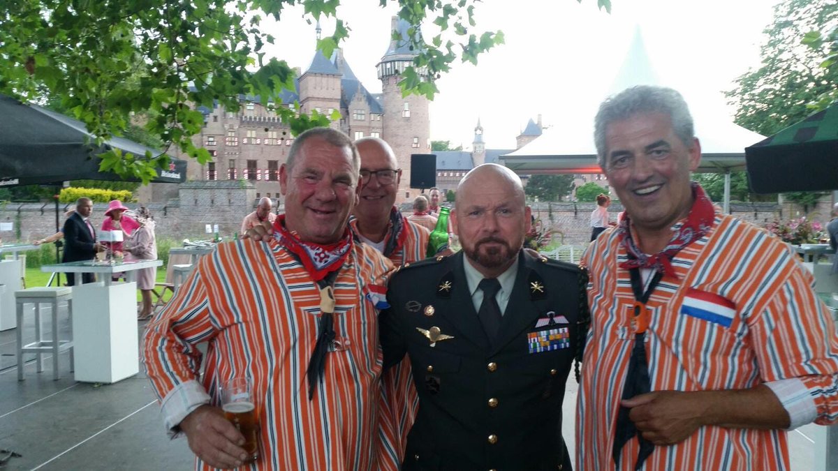 Kleintje_pils's tweet photo. Fantastische sfeer, heerlijke #Hollandse #Haring, allemaal lieve mensen bij Nationale #Haringpartij op @kasteeldehaar Haarzuilens. Bijzondere avond met o.a. Erica Terpstra, @astro_andre en @marcokroon1 @pinoevents https://t.co/fvCL8nSuFE
