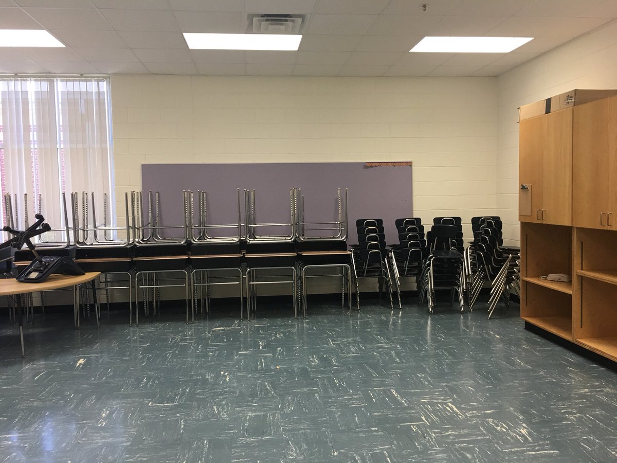 WesleyTabatha's tweet photo. FLIP MY CLASSROOM! I am starting fresh with a new classroom, new kids and a new grade! I can’t wait to make this classroom our home away from home! This is a blank slate! #flipmyclassroom #haveyouheardiminthird #timberridgeelementary #thirdgraderocks #thirdgrade https://t.co/NbJIZzkdfR